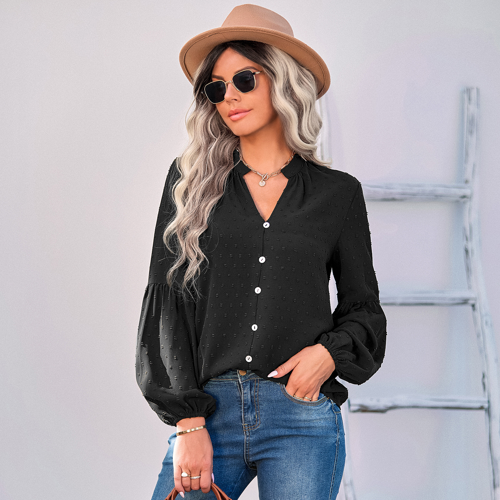 Long-sleeved polka-dot V-neck shirt