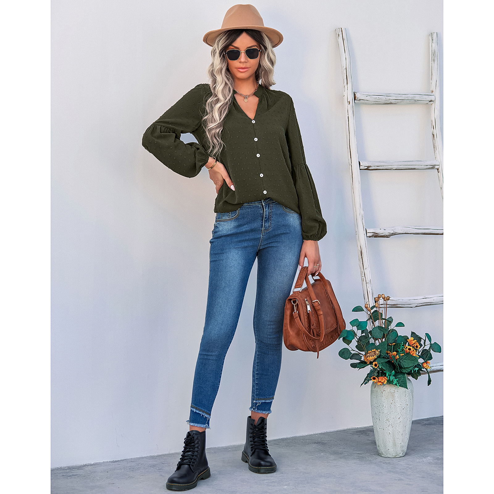 Long-sleeved polka-dot V-neck shirt